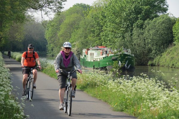 Biking along the Ieperlee canal